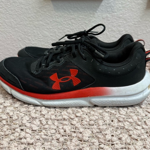 Men’s Under Armour Black and Red Athletic Shoes, sz 11 - Picture 2 of 8
